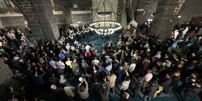 Diyarbakır’da Kadir Gecesi’nde Kur’an-ı Kerim dağıtıldı