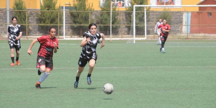 Cizre kadın futbol takımı kendi sahasında Bitlis’i 3-2 yendi
