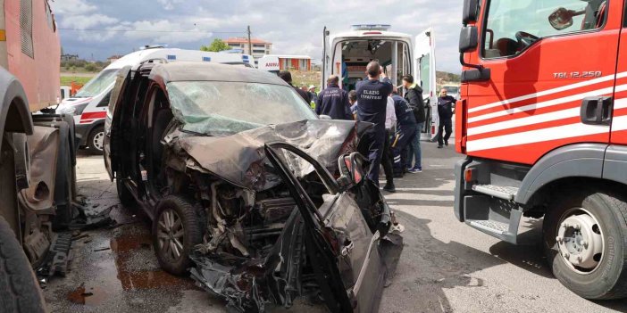 Elazığ’da hafif ticari araç, temizlik kamyonuna çarptı: 5 kişi yaralı