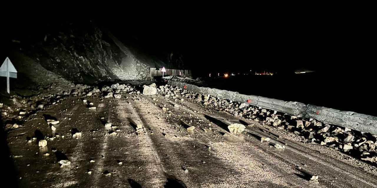 Yeniköprü'deki heyelan bölgesinde yola düşen kayalar ulaşımı kapattı