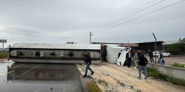 Antep'te devrilen tanker yolu trafiğe kapattı