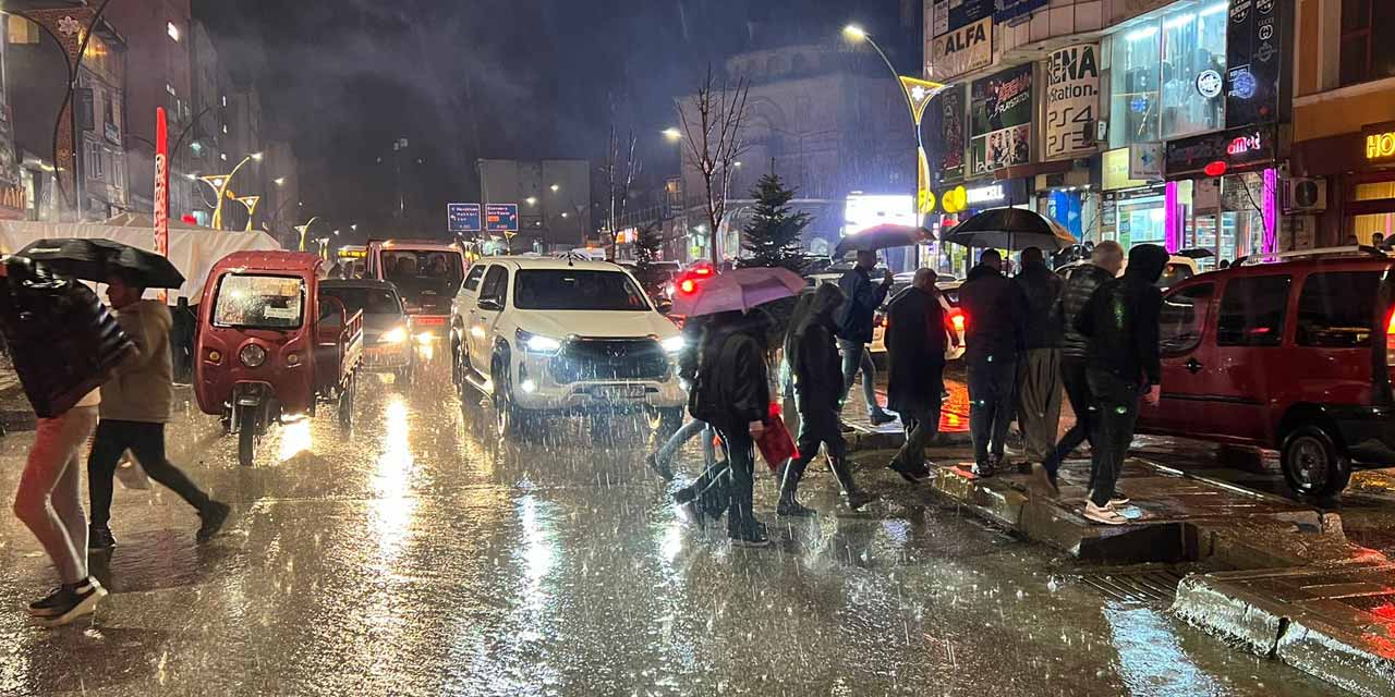 Yüksekova'da iftar sonrası yağış: Seyyar satıcılar ve vatandaşlar hazırlıksız yakalandı