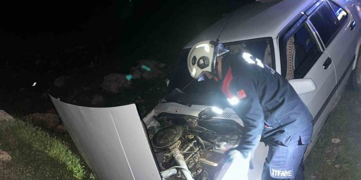 Artuklu'da otomobil şarampole yuvarlandı: 2 yaralı