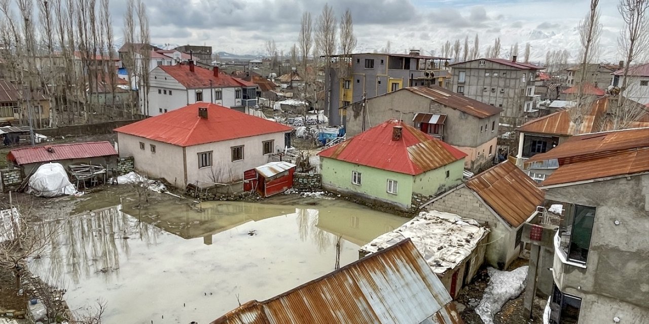 Yüksekova'da tarım arazileri ve bazı evler su altında kaldı
