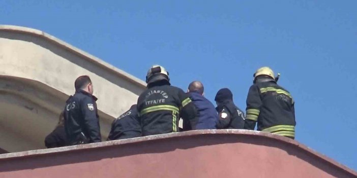 Ağır hasarlı binada intihar etmek isteyen kişiyi ekipler kurtardı
