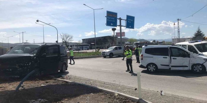 Bingöl’de minibüs ve hafif ticari araç çarpıştı: 15 kişi yaralı