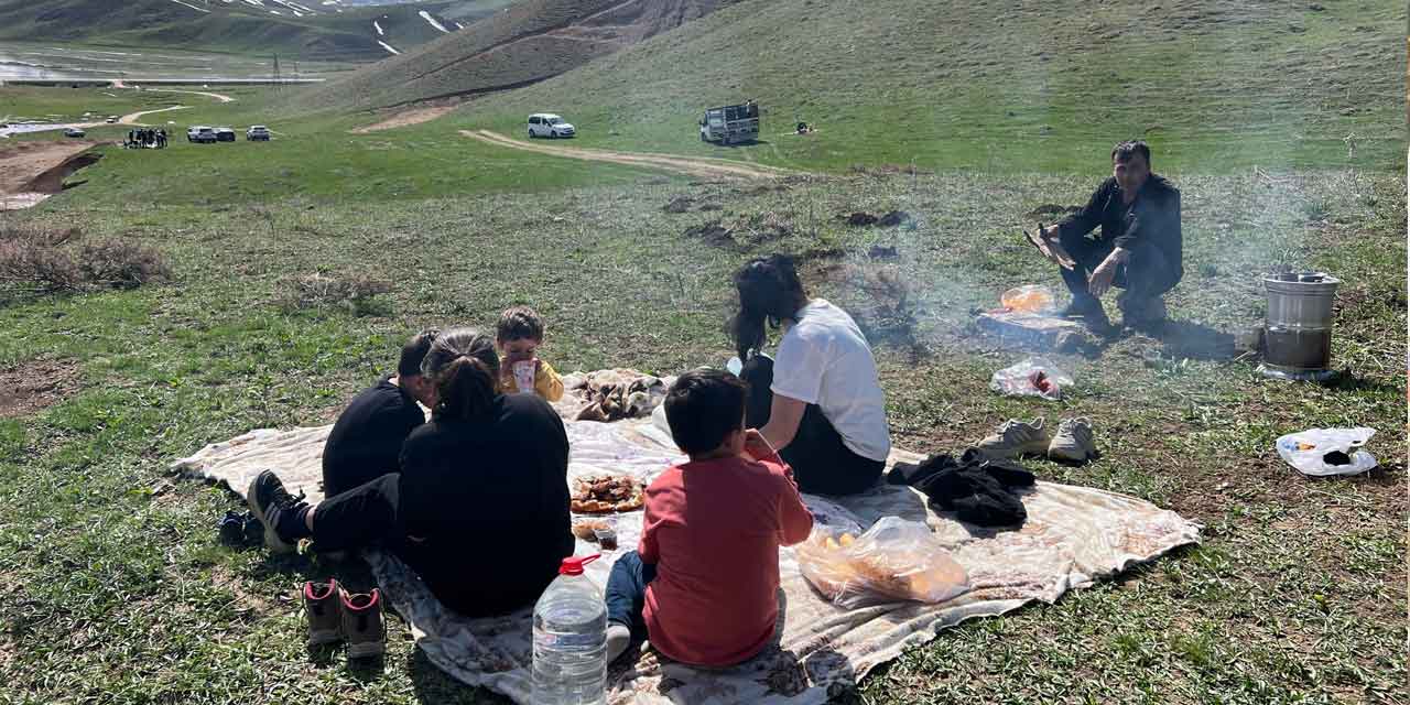 Yüksekova'da tatilin son gününde piknik keyfi