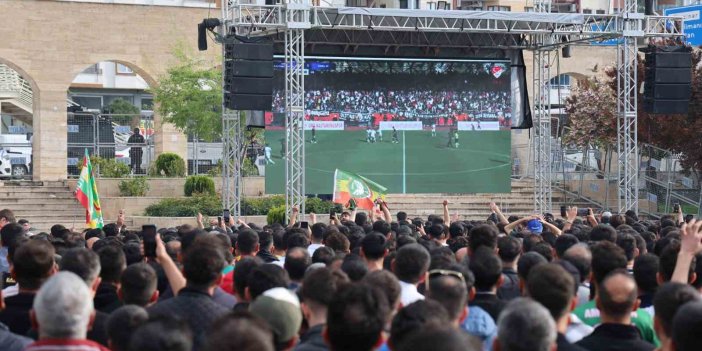 Diyarbakır’da taraftarlar dev ekranda Amedspor maçını izledi