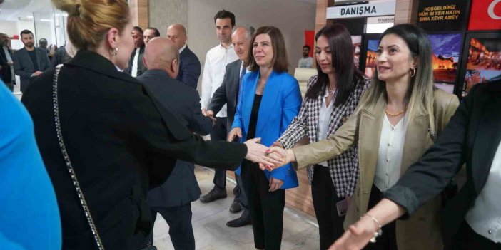 Diyarbakır Büyükşehir Belediye Başkanı Serra Bucak, personeli karşıladı
