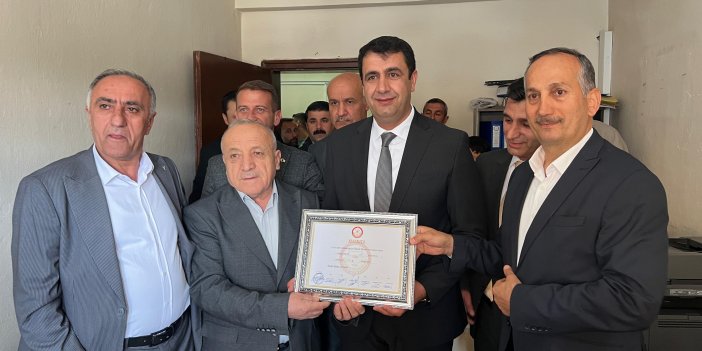 Şemdinli Belediye Başkanı Fahri Şakar mazbatasını aldı