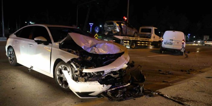 Elazığ’da hafif ticari araç ile otomobil çarpıştı: 1 kişi yaralı