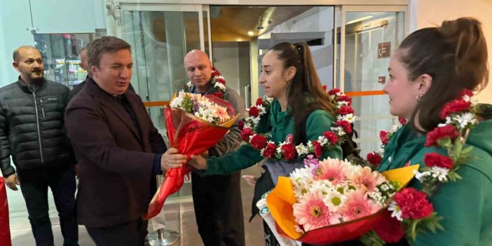Almanya’da tarih yazan Erzincanlı kızlar havalimanında karşılandı