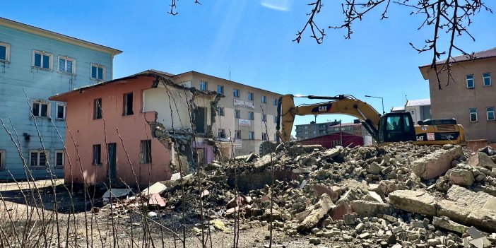 Yüksekova'nın ilk devlet hastanesi iş makineleriyle yıkılıyor