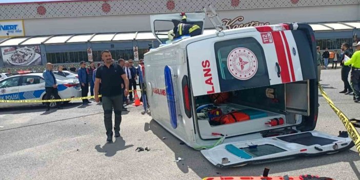 Erzincan’da otomobil ile ambulans çarpıştı: 6 kişi yaralı