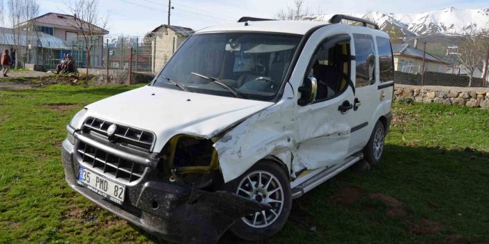 Varto'da köy muhtarının aracıyla öğrenci servisi çarpıştı: 10 kişi yaralandı