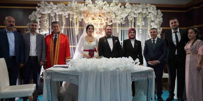 Bakan Mahinur Özdemir Göktaş, Şırnak’ta Sidar çiftinin nikah şahitliğini yaptı