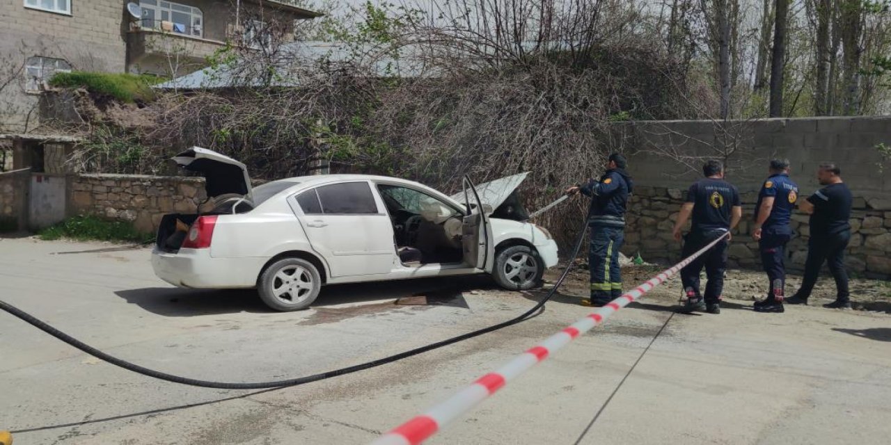 Van’da duvara çarpan otomobildeki 3 kişi yaralandı