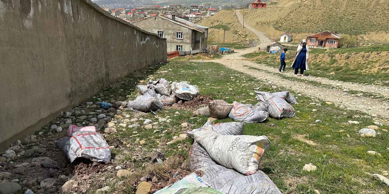 Yüksekova'da yaşam alanlarına dökülen çöpler tepki topluyor