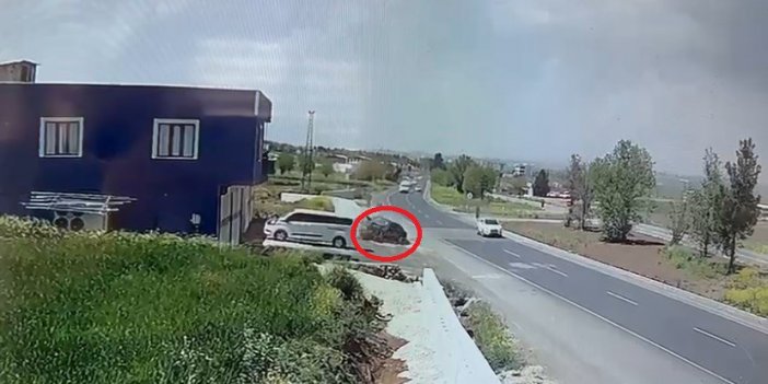 Çınar'da kontrolden çıkan otomobilin kaza anı güvenlik kamerasına yansıdı