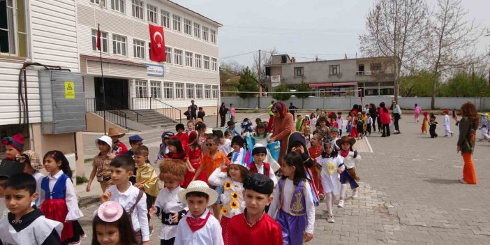 Bitlis’te 120 öğrenci 32 ülkenin kostümleriyle defile gerçekleştirdi