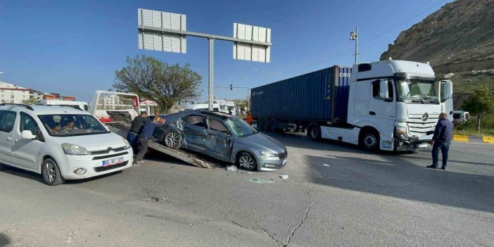 Erciş’te otomobille tır çarpıştı: Kazada 1 kişi öldü, 2 kişi yaralandı
