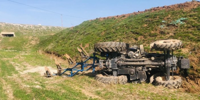 Tarla sürerken devrilen traktörün sürücüsü hayatını kaybetti