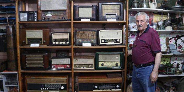 100'den fazla eski radyoyu tamir ederek koleksiyon oluşturdu
