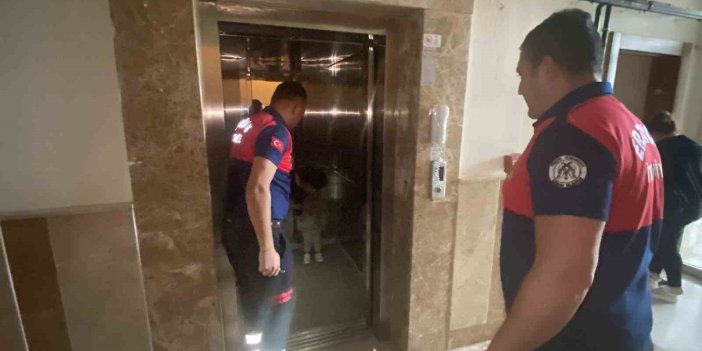 Asansörde mahsur kalan anne ve çocuğunu itfaiye kurtardı
