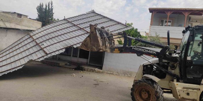 Antep’te etkili olan rüzgar bir evin çatısını uçurdu
