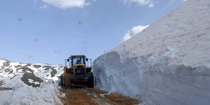 Siirt’te kaya parçaları ve kar yolları kapattı, ekiplerin çalışmalarıyla yol ulaşıma açıldı