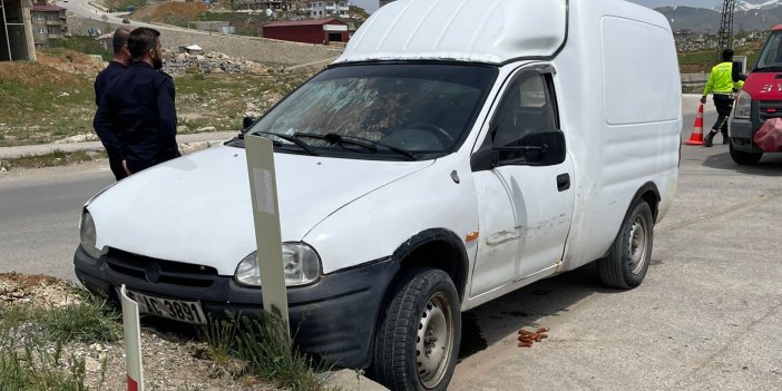 Yüksekova'da TIR'ın sıkıştırdığı hafif ticari araç kaza yaptı