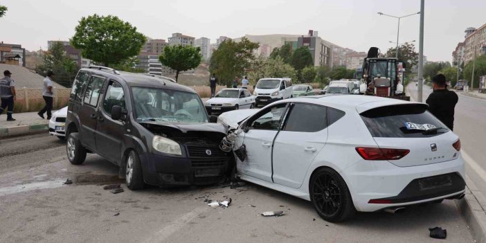 Elazığ’da otomobil ile hafif ticari araç kafa kafaya çarpıştı: 1 yaralı