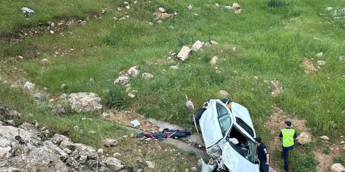Hasankeyf'te otomobil şarampole devrildi: 2 yaralı