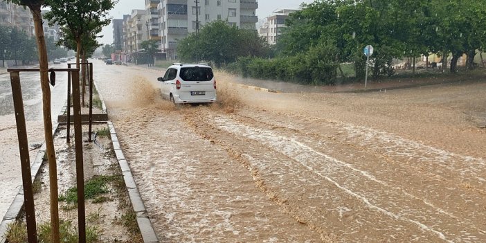 Adıyaman’da şiddetli yağmurda sokaklar sular altında kaldı