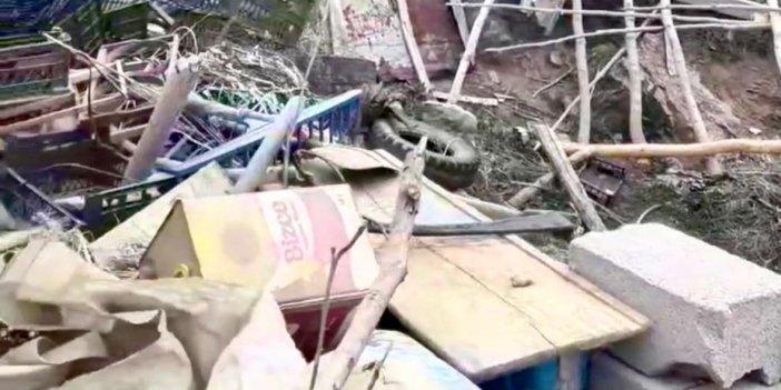 Yüksekova’da rüzgar bir evin malzeme deposunu yıktı