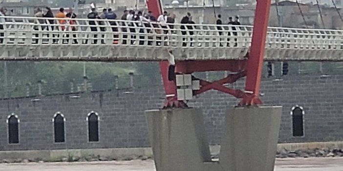 Cizre’de köprüden nehre atlayan kişi botla kurtarıldı