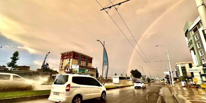 Malatya’da yağmur sonrası çıkan gökkuşağı renkli serüven oluşturdu