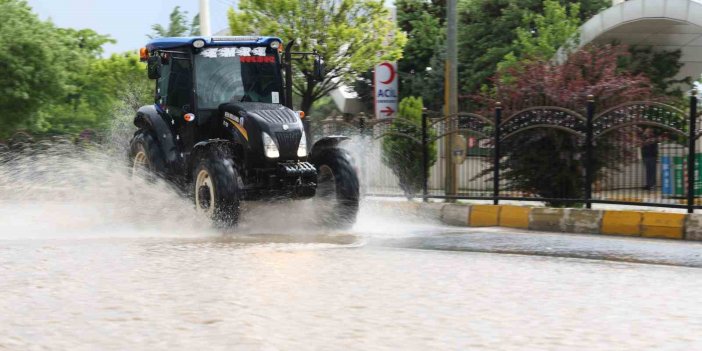 Yağmur alt geçidi suyla doldurdu, sürücüler zor anlar yaşadı