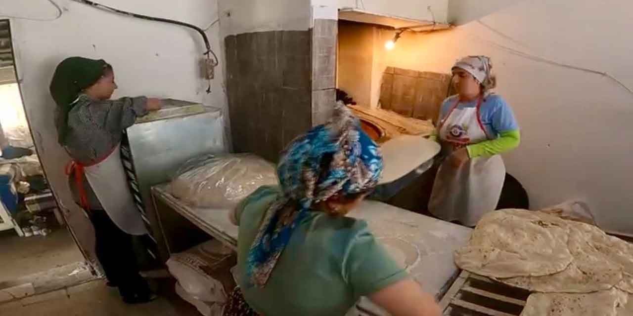 Sadece kadınların çalıştığı tandır ekmeği fırını yoğun talep görüyor