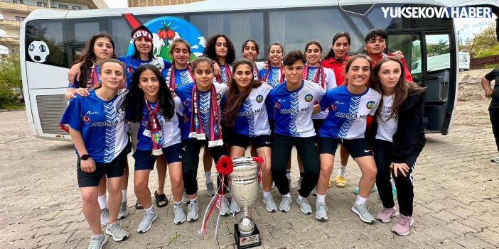 Kadınlar 2. Ligi şampiyonu Yüksekova Belediyespor ilçeye döndü