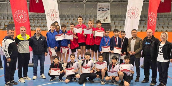 Erzincanlı badmintoncular Bayburt’ta grup birincilik elde etti