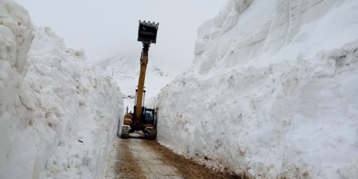 Doski bölgesinde üs bölgelerinin yolları açılıyor: 5 metrelik kar tünelleri oluştu