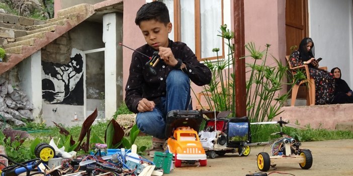 Derecikli 14 yaşındaki Aram, atık malzemelerden sensörlü araba yaptı