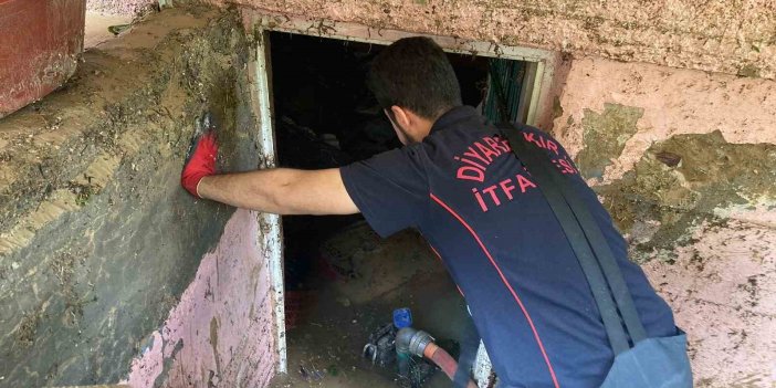 Diyarbakır ekipleri Cizre’de 33 konutun bodrum katındaki suyu tahliye etti
