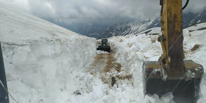 Hakkari'de mayıs ayının gelmesine rağmen karla mücadele sürüyor
