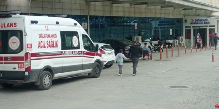 Siirt'te acı olay: Balkonda annesinin kucağından düşen bebek öldü