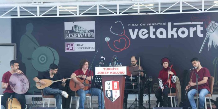 FÜ öğrencileri hipodromda mini konser düzenledi