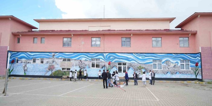 Muşlu öğrenciler okullarının duvarlarını sanatla donattı