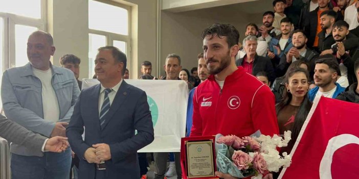 Milli boksör Erdemir, okulunda ilgiyle karşılandı