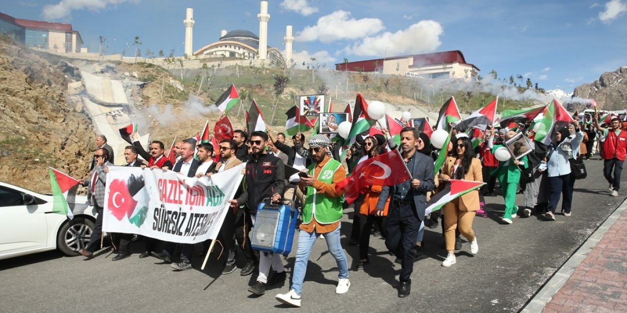 Hakkari Üniversitesi öğrencileri İsrail'in saldırılarını protesto etti